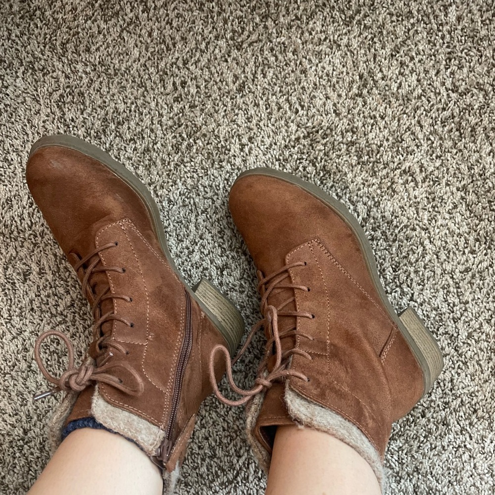 Brown winter boots lace up